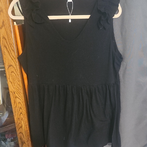 Tops - Elegant Black Sleeveless Top
